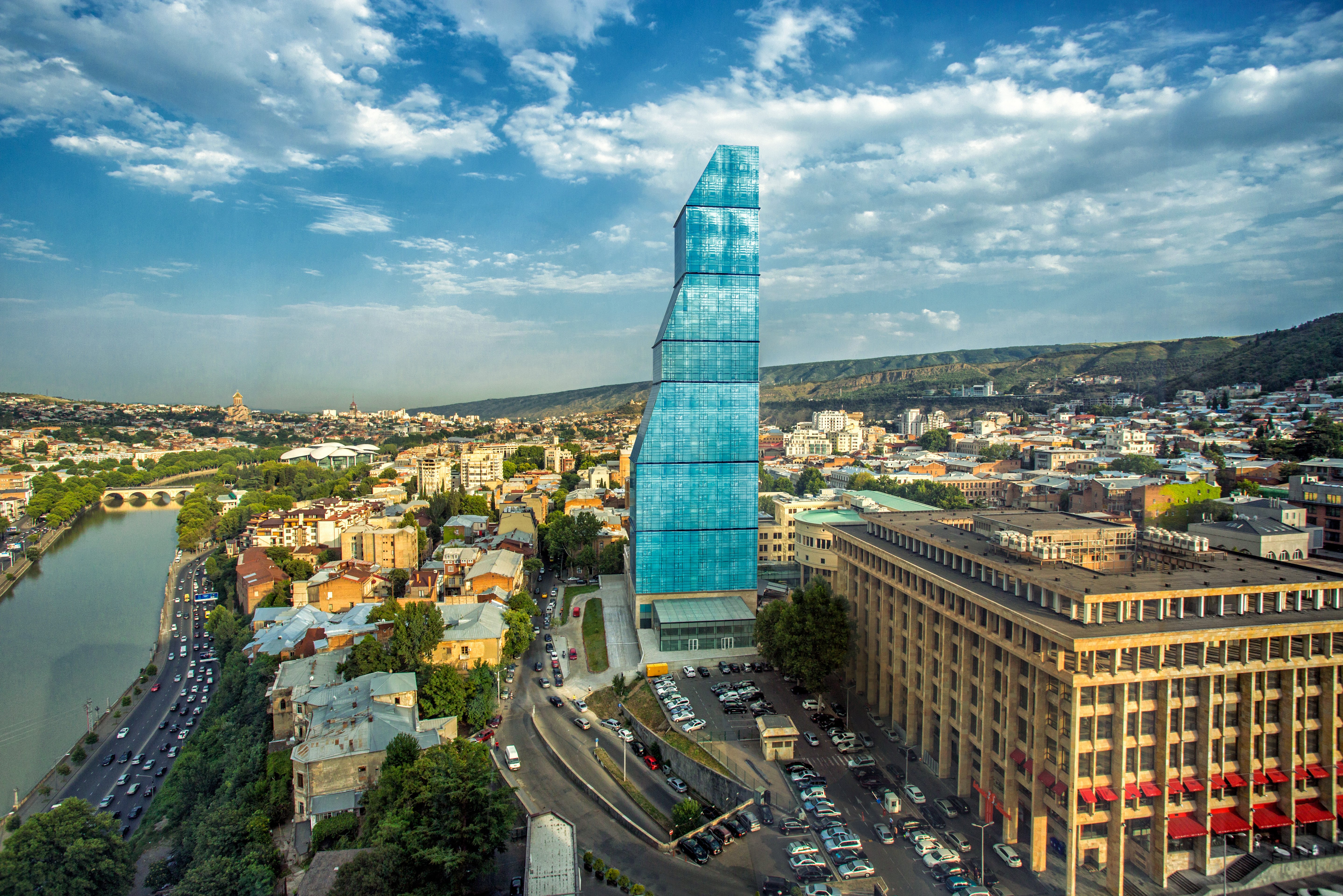Ein Glasturm mitten im historischen Viertel von Tiflis