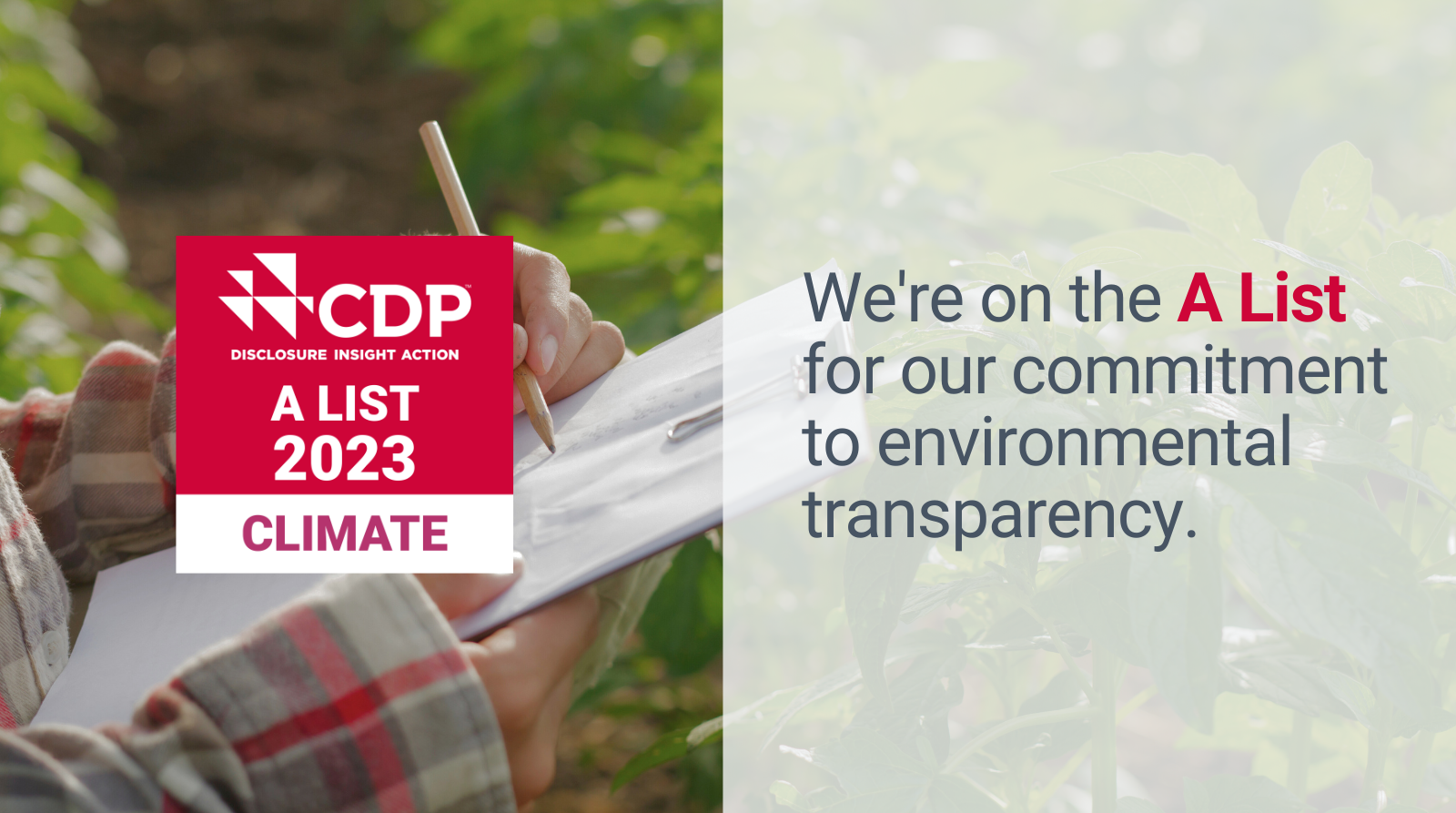 Eine Person schreibt etwas mit Bleistift auf einen Block, daneben der Text: We're on the A List for our commitment to environmental transparency"