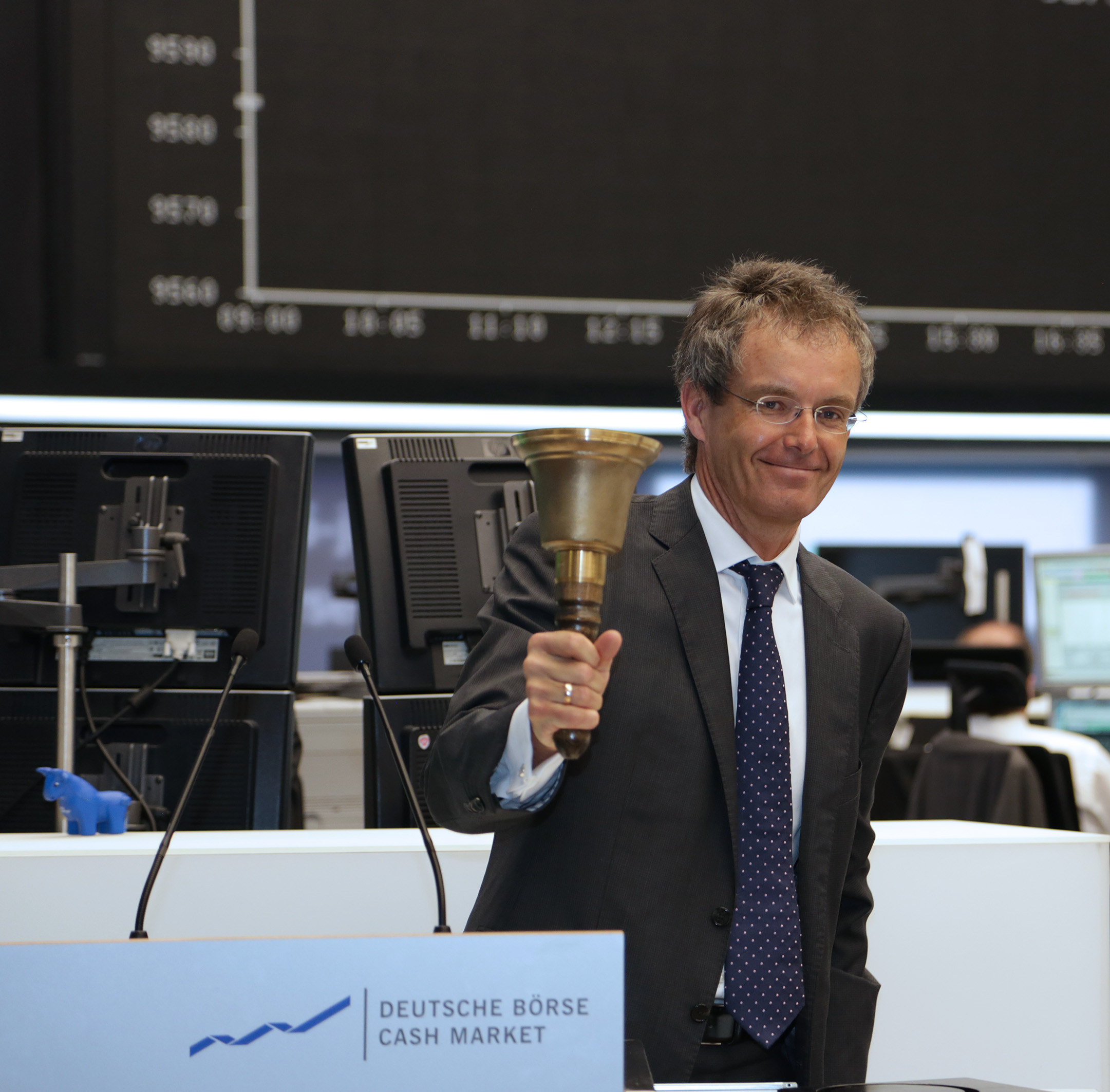 Dr. Bernd Scheifele hat an der Börse Frankfurt mit dem Läuten der Glocke eröffnet