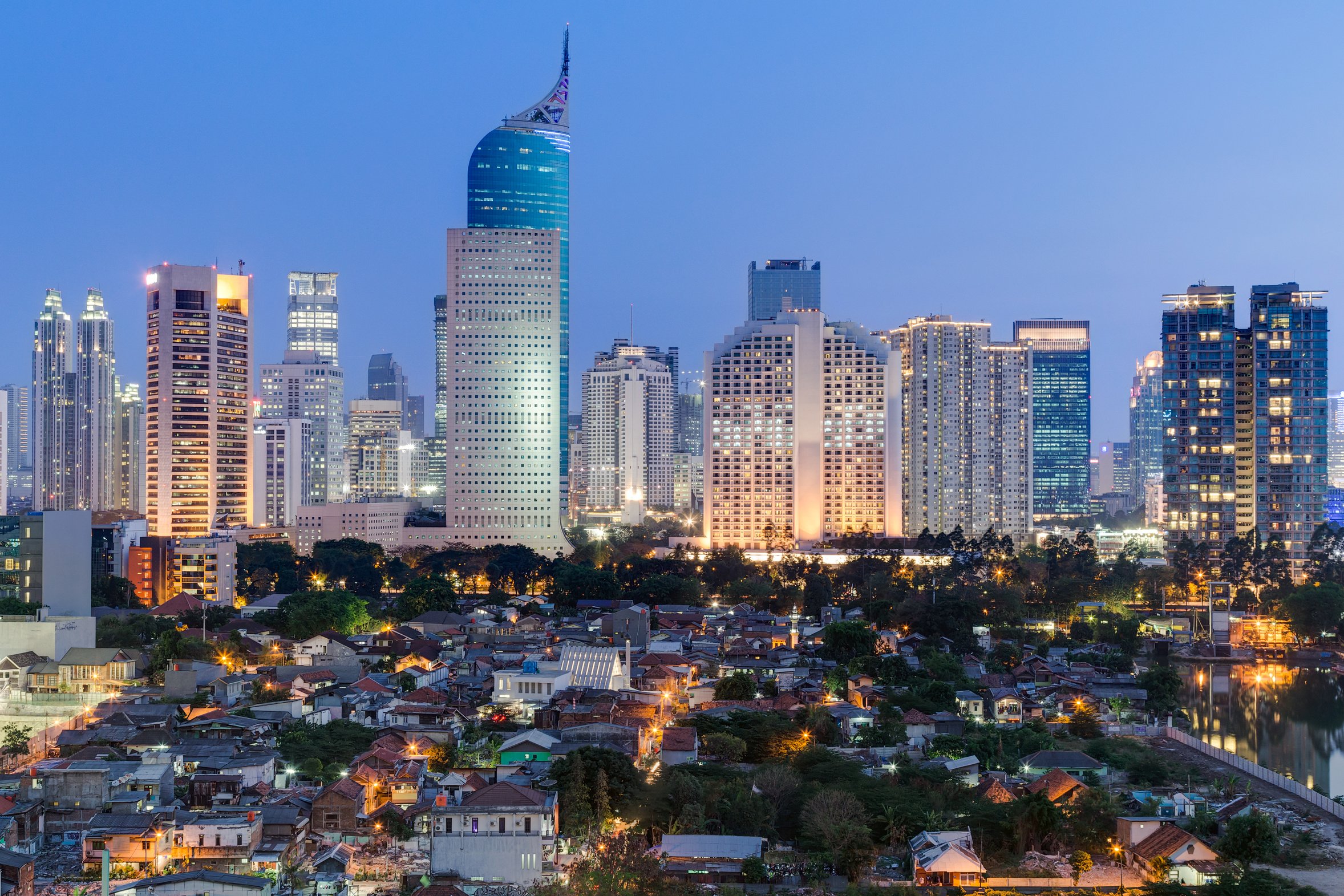 Die Skyline von Jakarta bei Nacht