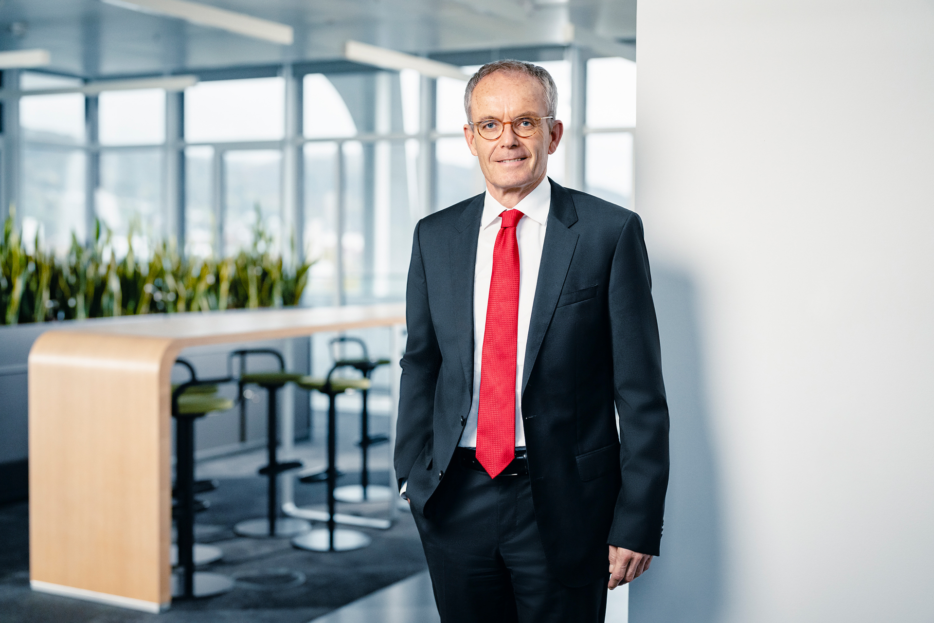 Dr. Bernd Scheifele in dunklem Anzug und mit roter Krawatte