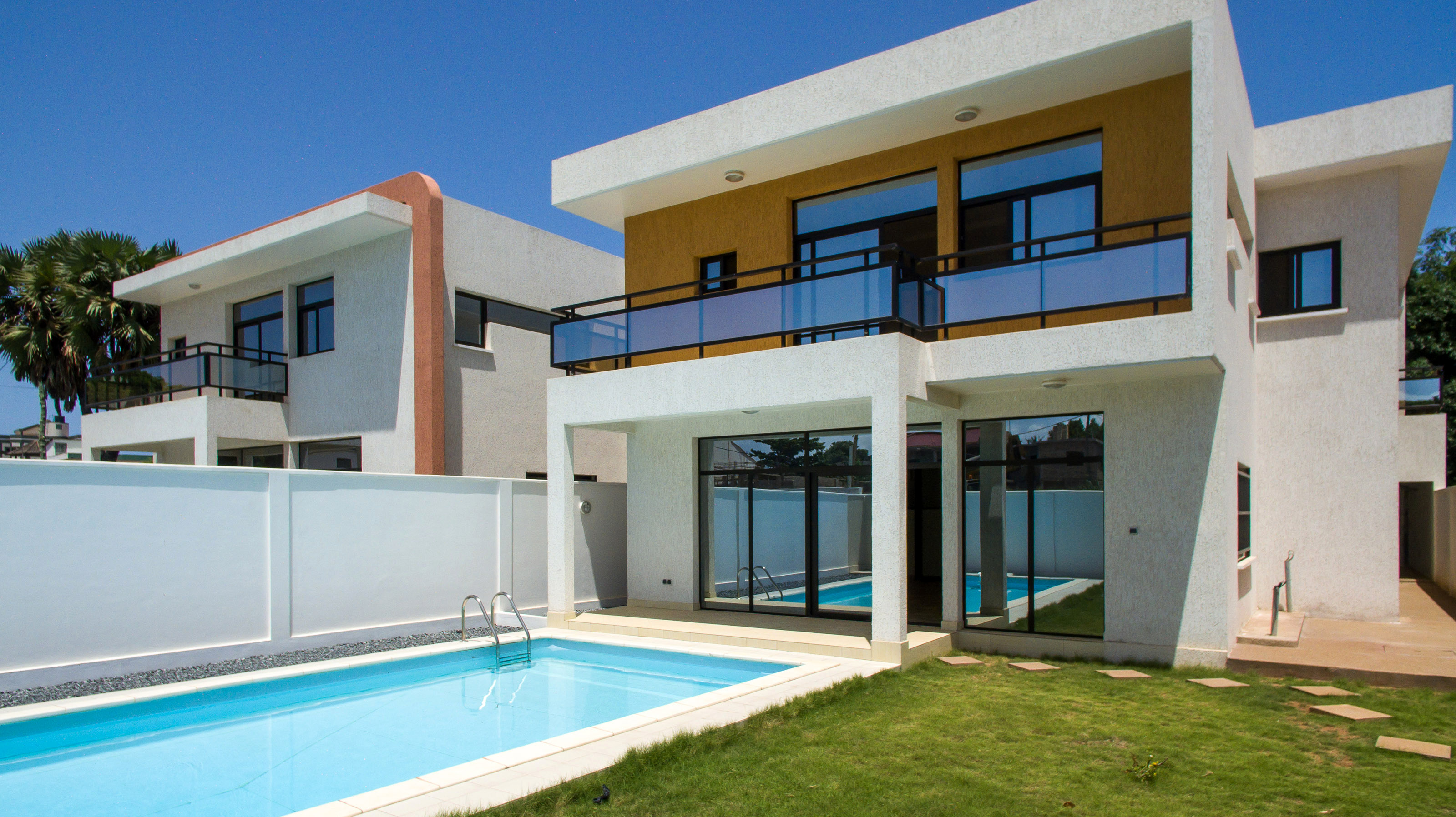 Moderne Villa mit Pool und Rasen